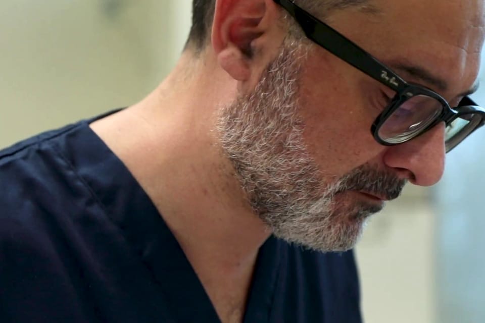 Il Prof. Coricciati, concentrato, durante un trattamento