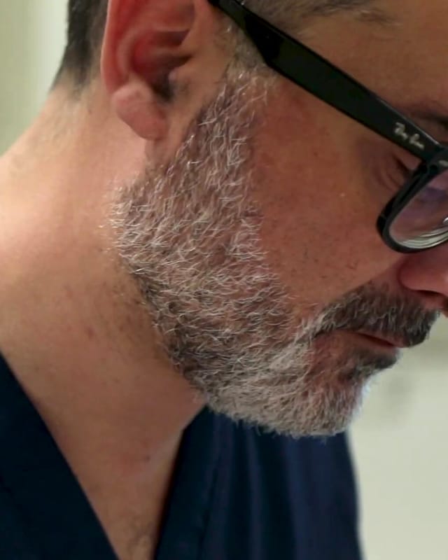 Il Prof. Coricciati, concentrato, durante un trattamento