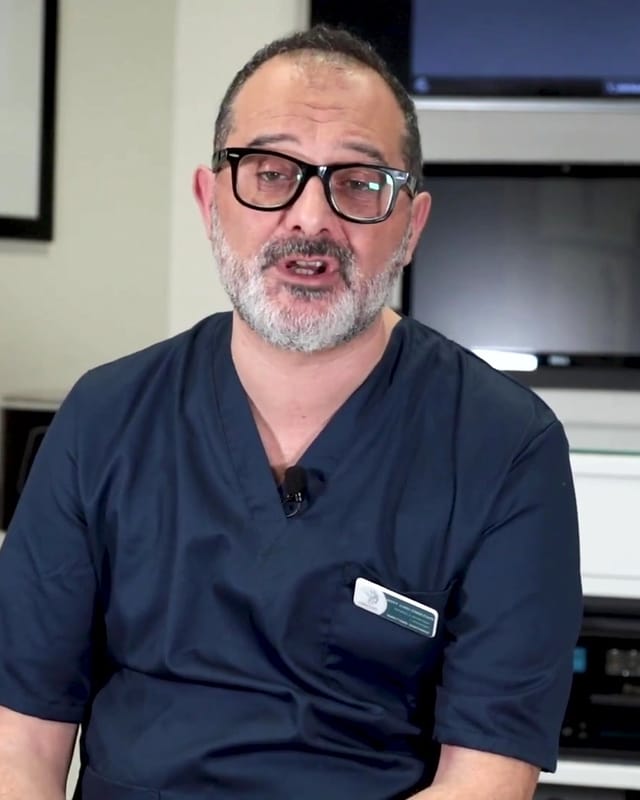 Il Prof. Coricciati sorride durante un’intervista, nella sala della mappatura dei nei